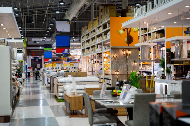 Departementet stora hushållsapparater och möbelmagasin. arkivbilder