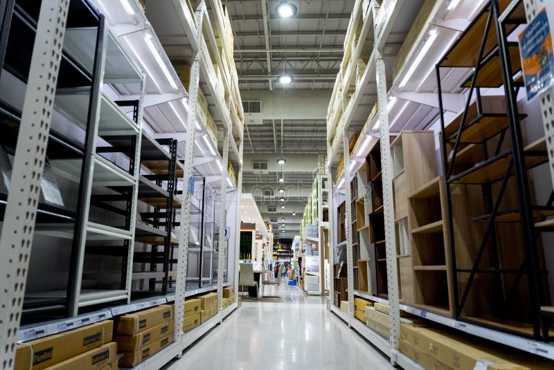 Departementet stora hushållsapparater och möbelmagasin. arkivbild