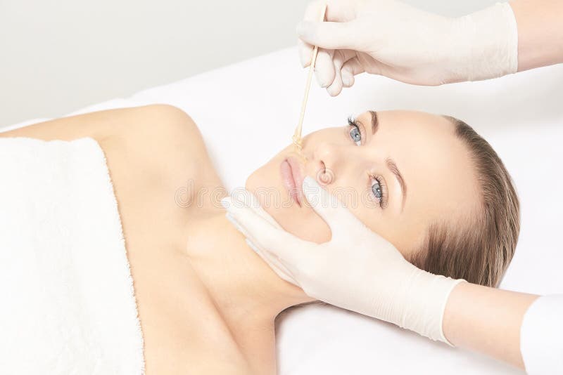 Depilation spa procedure Het vrouwenhaar verwijdert het in de was zetten Epilation het zoeten Lippensnor stock foto's Depilation spa procedure Het vrouwenhaar verwijdert het in de was zetten Epilation het zoeten Lippensnor stock foto's