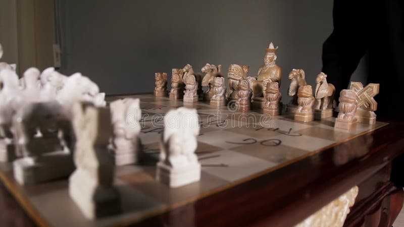 Jogo de xadrez, o jogador de xadrez faz um movimento com o peão branco para  frente
