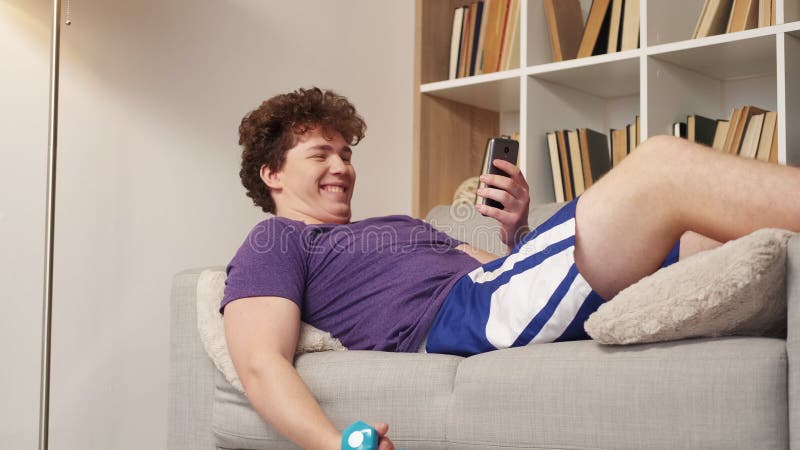 Deporte perezoso relajado hombre hogar ocio casual almacen de video