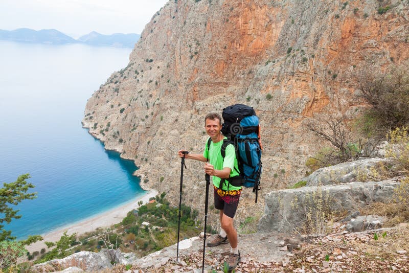 Deportista en el top de la roca Deporte y active fotografía de archivo libre de regalías Deportista en el top de la roca Deporte y active fotografía de archivo libre de regalías