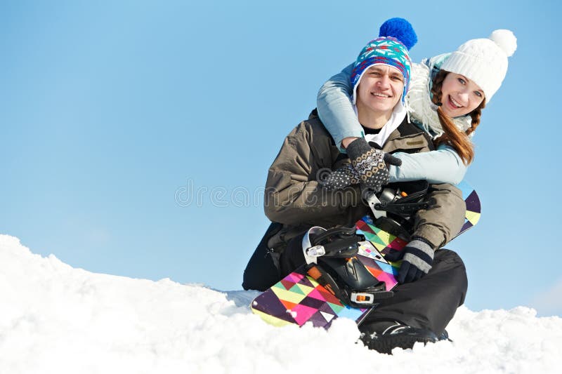Deportista feliz con el snowboard foto de archivo Deportista feliz con el snowboard foto de archivo
