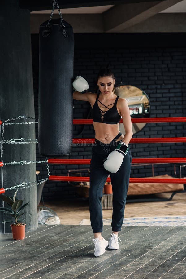 Deportistas Con Deportiva Y Guantes Blancos De Boxeo Descansan De Un Duro Entrenamiento En Un Moderno Gimnasio. D Imagen de archivo - Imagen de retroceso, combatiente: 160497639