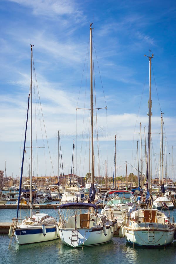 Deportivo Marina Salinas de Puerto Yachts et bateaux dans la marina de T photo libre de droits Deportivo Marina Salinas de Puerto Yachts et bateaux dans la marina de T photo libre de droits