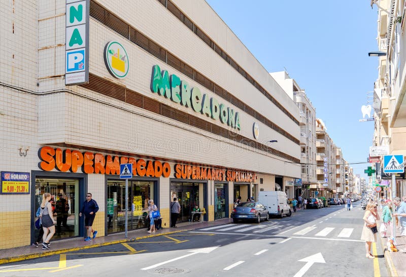 Deposito di costruzione esteriore del supermercato di Mercadona, Torrevieja, Spagna immagini stock libere da diritti Deposito di costruzione esteriore del supermercato di Mercadona, Torrevieja, Spagna immagini stock libere da diritti