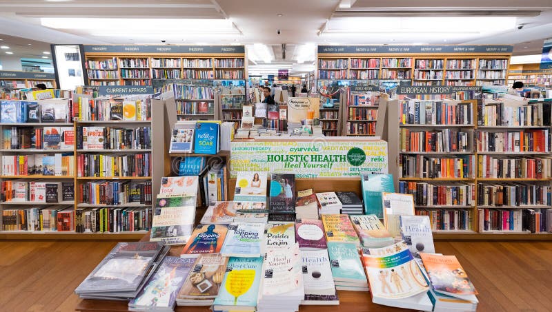 Deposito di libro di Kinokuniya nel centro commerciale di Suria KLCC, Kuala Lumpur immagini stock Deposito di libro di Kinokuniya nel centro commerciale di Suria KLCC, Kuala Lumpur immagini stock