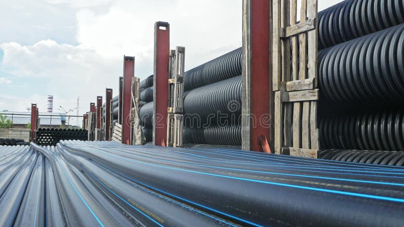 Deposito di tubi di plastica finiti per l'industria di stoccaggio all'aperto Fabbricazione di tubi per l'acqua in plastica fotografie stock Deposito di tubi di plastica finiti per l'industria di stoccaggio all'aperto Fabbricazione di tubi per l'acqua in plastica fotografie stock