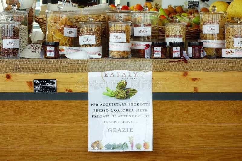 Deposito italiano interno Italia del negozio di alimento di Eataly immagine stock libera da diritti Deposito italiano interno Italia del negozio di alimento di Eataly immagine stock libera da diritti