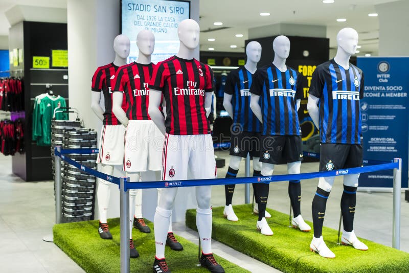 Deposito Ufficiale FC Inter Milano E Milano, Abbigliamento E Gruppo Delle  Calzature Dei Ricordi E Dell'armamentario Per I Fan Del Immagine Editoriale  - Immagine di città, regalo: 119074970
