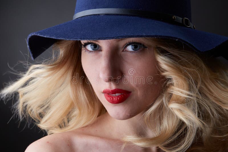 Depresja kluczowy portret splendor blond kobieta, będący ubranym kapelusz, patrzeje w kamerze, studio strzał, zamazany tło, dnia zdjęcia stock Depresja kluczowy portret splendor blond kobieta, będący ubranym kapelusz, patrzeje w kamerze, studio strzał, zamazany tło, dnia zdjęcia stock