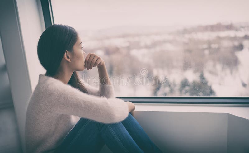 Depresja, zdrowie psychiczne, psychoterapia - dobre samopoczucie umysłu jako dziewczyna azjatycka z zimowym błękitem sezonowe afe