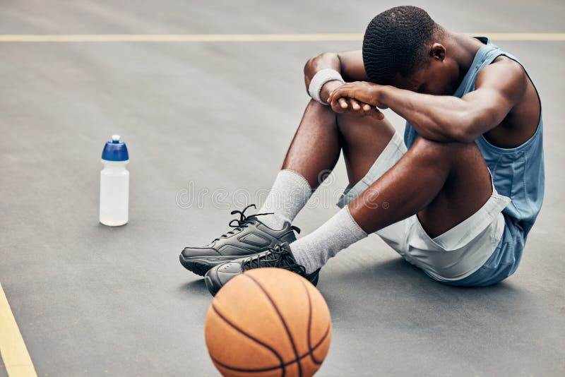 Depressão Cansada Ou Triste Jogador De Basquetebol Com Equipamento De  Treino Depois Do Jogo Falhar Erro Ou Problema. Mental Deprim Foto de Stock  - Imagem de engrenagem, corte: 257810556