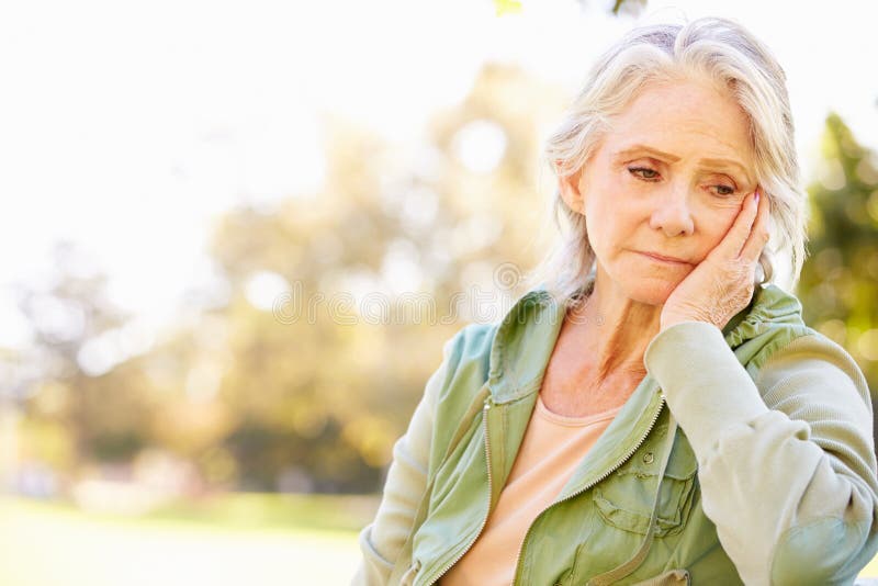 Depresso Senior Donna Seduta Al Di Fuori Dall'Aria Triste.