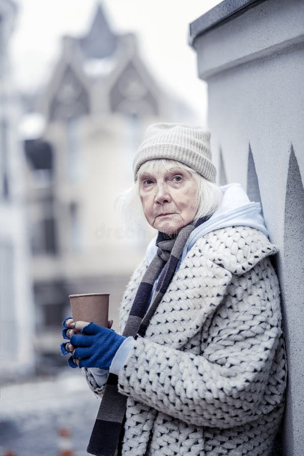 Depressed åldrig kvinna som frågar dig för pengar fotografering för bildbyråer Depressed åldrig kvinna som frågar dig för pengar fotografering för bildbyråer