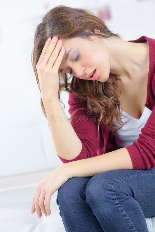 Depressive einsame Frau zu Hause lizenzfreie stockfotos