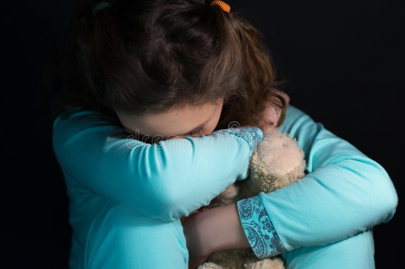 Depressão adolescente, menina de grito que guarda um urso de peluche fotos de stock Depressão adolescente, menina de grito que guarda um urso de peluche fotos de stock