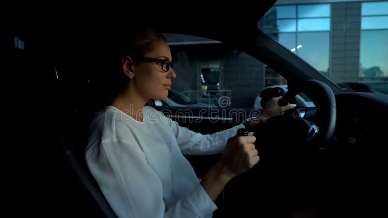 Deprimerad kvinna som dricker vin, medan köra bilen, risk av den farliga turen för olycka fotografering för bildbyråer Deprimerad kvinna som dricker vin, medan köra bilen, risk av den farliga turen för olycka fotografering för bildbyråer