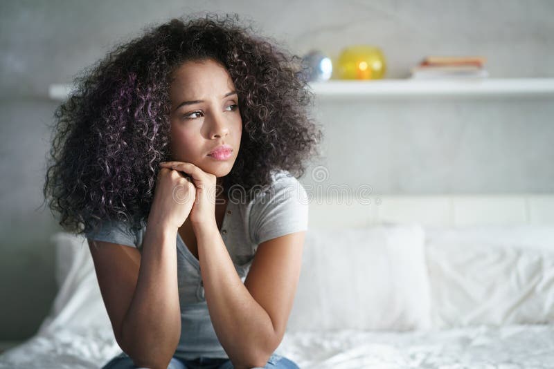 Deprimerad latinamerikansk flicka med ledsna sinnesrörelser och känslor arkivfoto Deprimerad latinamerikansk flicka med ledsna sinnesrörelser och känslor arkivfoto