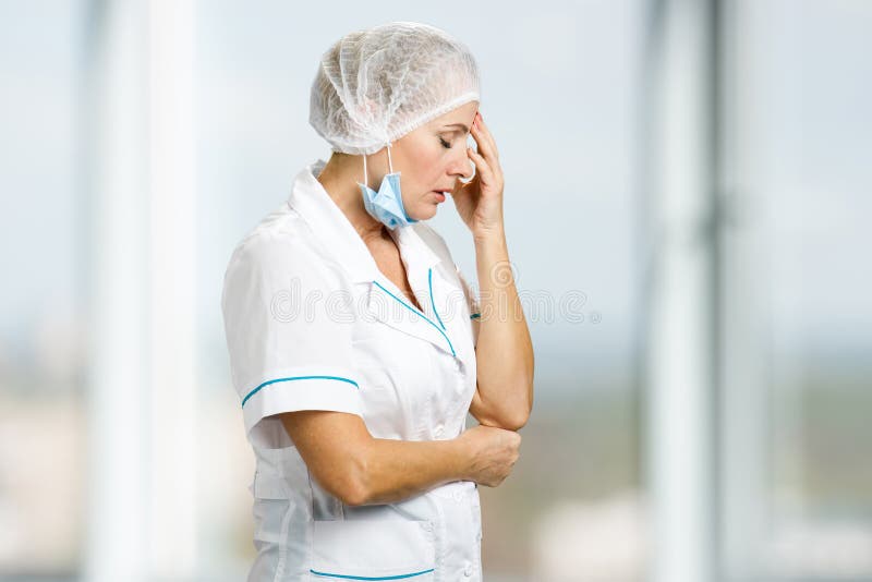 Deprimerad olycklig vit-hud kvinnlig doktor fotografering för bildbyråer Deprimerad olycklig vit-hud kvinnlig doktor fotografering för bildbyråer