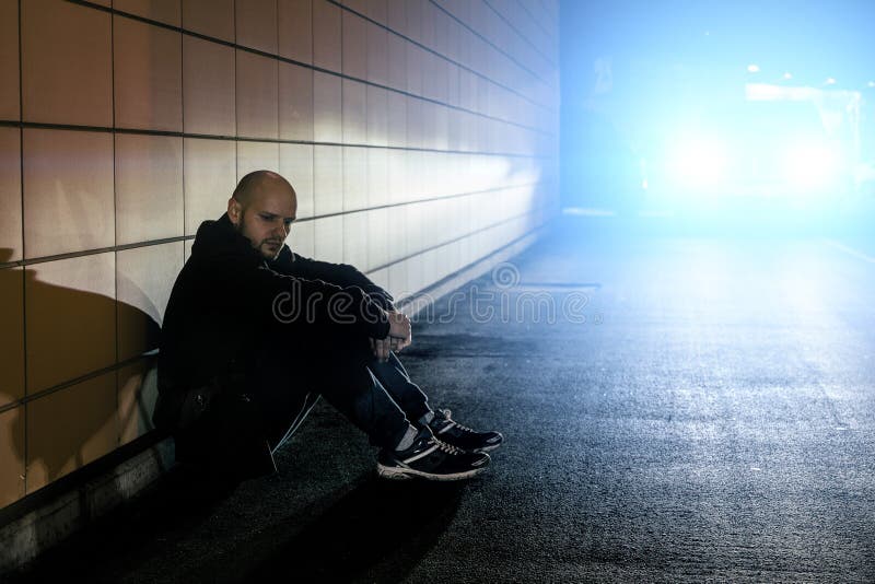 Deprimerande ensam ledsen man som sitter på jordgatatunnelen arkivfoton Deprimerande ensam ledsen man som sitter på jordgatatunnelen arkivfoton