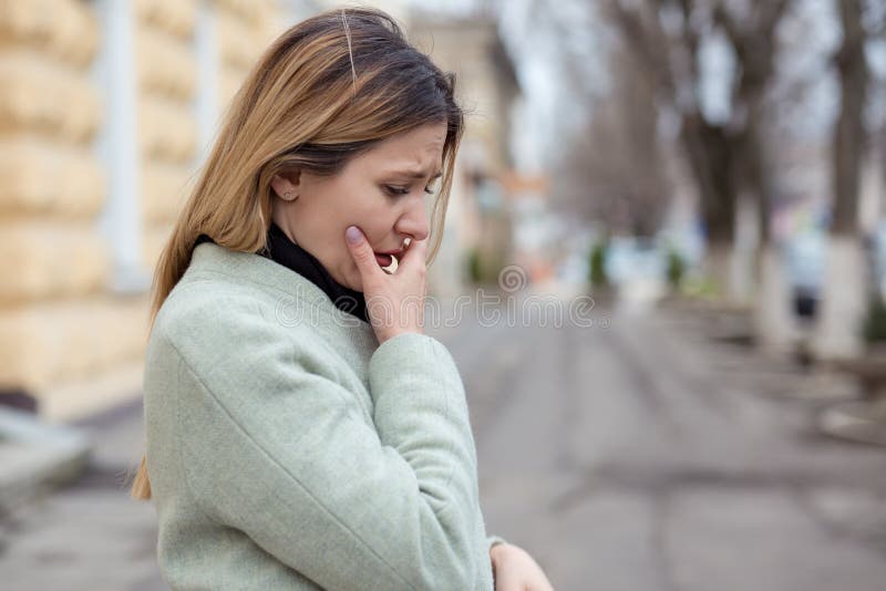 Silhueta do perfil facial de uma mulher triste desconhecida, fêmea em  depressão curvou a cabeça fotos, imagens de © fantom_rd #168699028