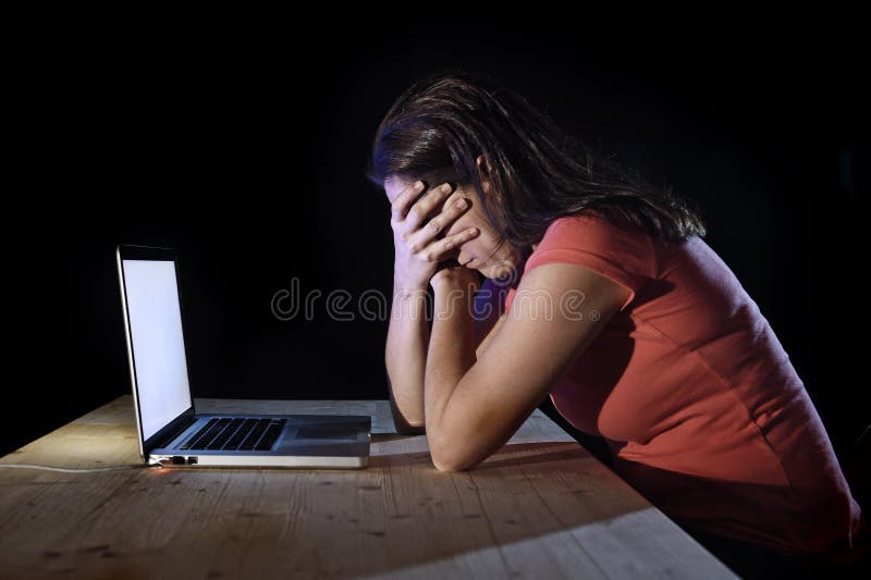 Deprimierte Arbeitskraft- oder Studentenfrau, die mit alleinspät- des Computers im Druck arbeitet stockbilder Deprimierte Arbeitskraft- oder Studentenfrau, die mit alleinspät- des Computers im Druck arbeitet stockbilder
