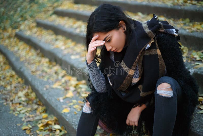 Deprimierte junge Frau draußen lizenzfreies stockfoto Deprimierte junge Frau draußen lizenzfreies stockfoto