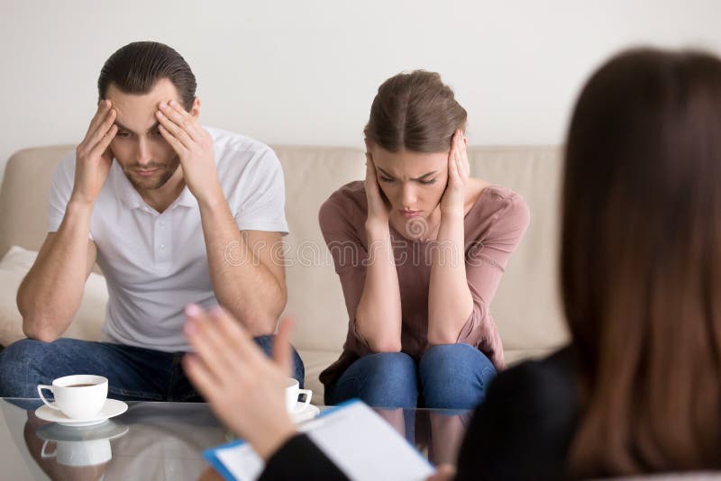 Deprimierte junge Paare ermüdeten von Konstante streitenem Besuchs-fam stockbild Deprimierte junge Paare ermüdeten von Konstante streitenem Besuchs-fam stockbild