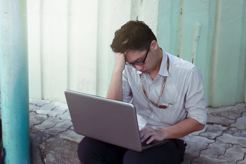 Deprimierter frustrierter junger asiatischer Geschäftsmann, der den Laptop schaut ernst verwendet lizenzfreie stockfotos Deprimierter frustrierter junger asiatischer Geschäftsmann, der den Laptop schaut ernst verwendet lizenzfreie stockfotos