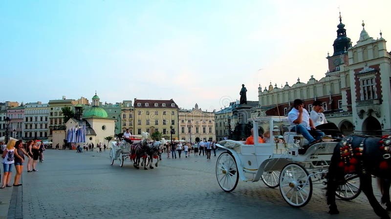 Der Abend Marktplatz mit Mengen von Touristen, Krakau, Polen