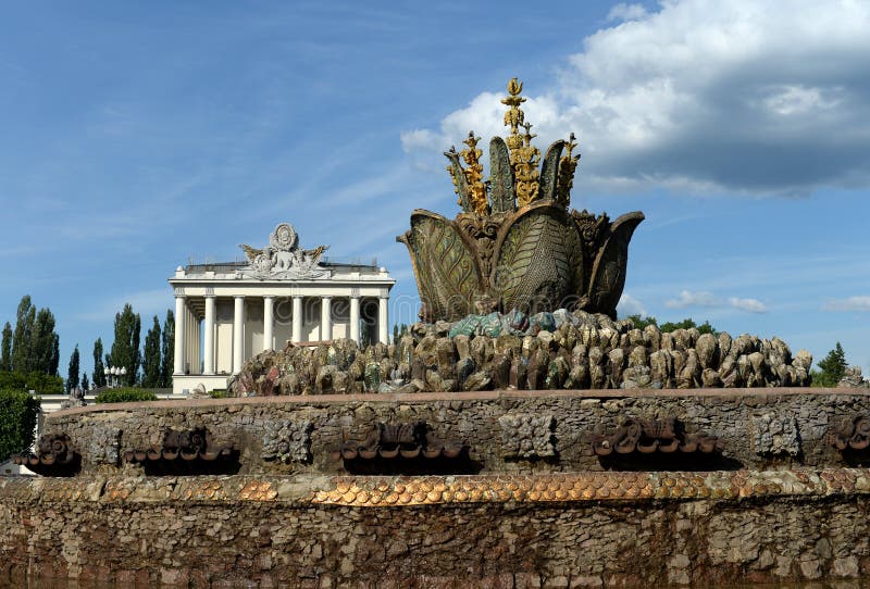 Der abgestellte Brunnen ‚Steinblume ‚in der Gesamt-Russland-Ausstellungs-Mitte in Moskau lizenzfreies stockbild Der abgestellte Brunnen ‚Steinblume ‚in der Gesamt-Russland-Ausstellungs-Mitte in Moskau lizenzfreies stockbild