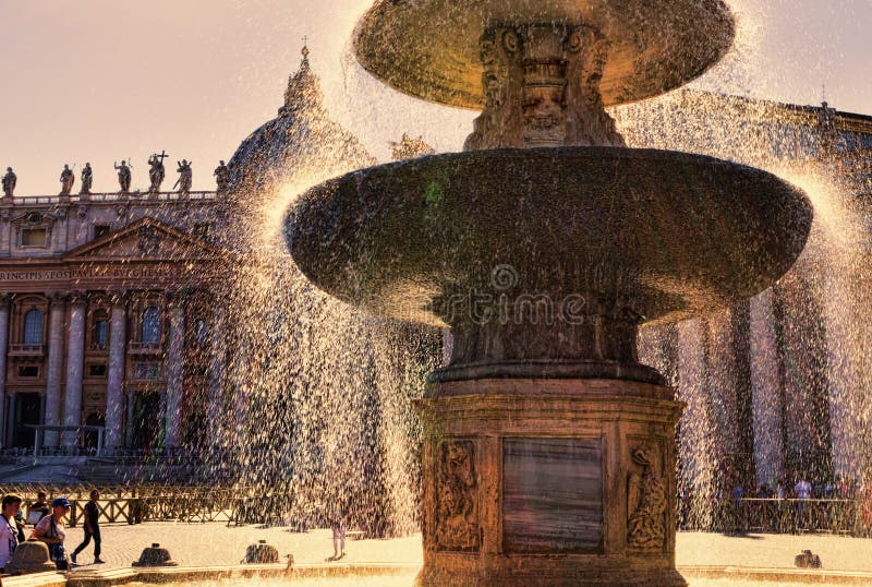 Der alte Brunnen in St- Peter` s Quadrat - Vatikanstadt lizenzfreies stockbild Der alte Brunnen in St- Peter` s Quadrat - Vatikanstadt lizenzfreies stockbild