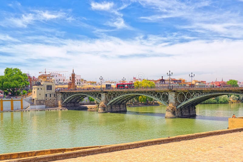 Der Ansicht Stadtzentrum an von Sevilla- und Guadalquivir-Fluss promenieren stockfotografie Der Ansicht Stadtzentrum an von Sevilla- und Guadalquivir-Fluss promenieren stockfotografie