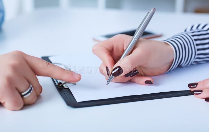 Der Arbeitgeber Lassen Den Angestellten Einen Brief Des Rucktritts Schreiben Stockfoto Bild Von Brief Schreiben