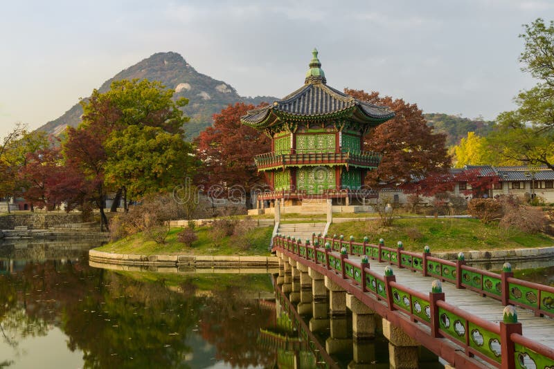  Der berühmte traditionelle koreanische Pavillon lizenzfreie stockfotos