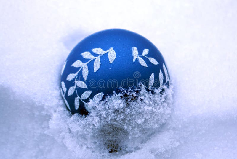 Grüne Und Blaue Und Silberne Weihnachtsbälle Im Schnee Mit Lametta Und