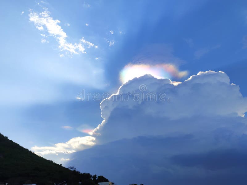 Der blaue Himmel und der grüner Gebirgsangenehme Blick lizenzfreie stockbilder Der blaue Himmel und der grüner Gebirgsangenehme Blick lizenzfreie stockbilder