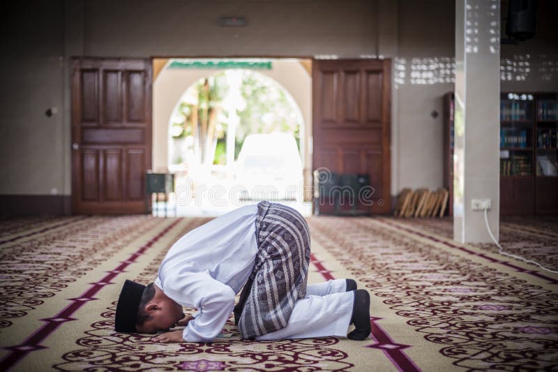 Der Bräutigam Praying lizenzfreie stockfotografie Der Bräutigam Praying lizenzfreie stockfotografie
