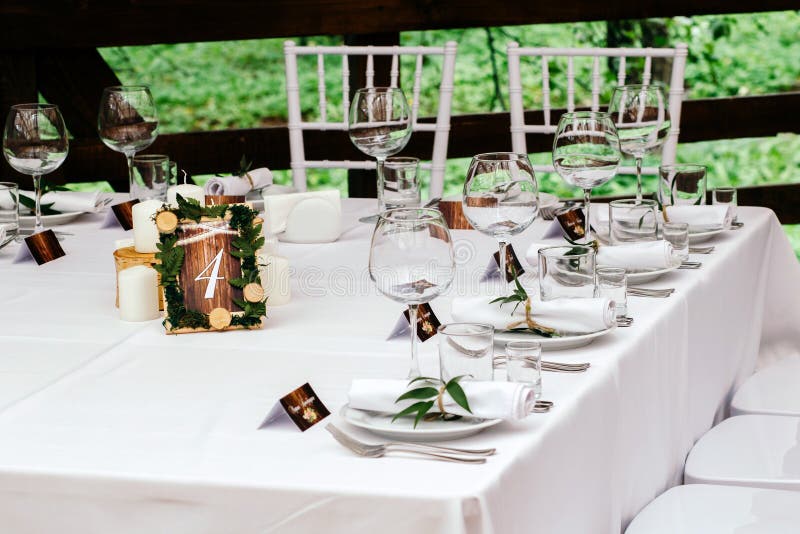Der Dekor an der Hochzeit Raumtabelle in einem schönen Holzrahmen, verziert mit Blättern und verringert stockfotos Der Dekor an der Hochzeit Raumtabelle in einem schönen Holzrahmen, verziert mit Blättern und verringert stockfotos