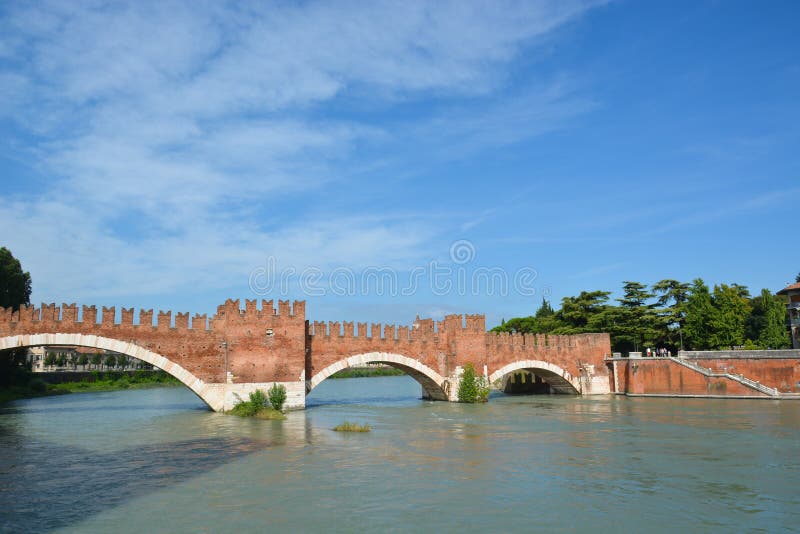 der die Etsch-Fluss in Verona kreuzt die Pietra-Brücke stockfotos der die Etsch-Fluss in Verona kreuzt die Pietra-Brücke stockfotos