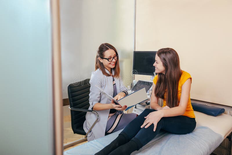 Der Doktor bespricht den Patienten mit den Tests Doktor macht die geduldigen Frauen Abdominal- Ultraschall stockfotografie Der Doktor bespricht den Patienten mit den Tests Doktor macht die geduldigen Frauen Abdominal- Ultraschall stockfotografie