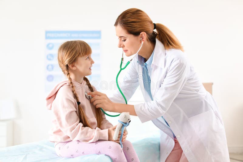 Der Doktor der Kinder, der wenig Mädchen im Krankenhaus überprüft