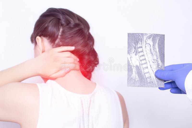Der Doktor leitet eine ärztliche Untersuchung Sie hält eine Röntgenprüfung eines Mädchens, das die Schmerz im Hals hat und klemmt lizenzfreie stockfotografie Der Doktor leitet eine ärztliche Untersuchung Sie hält eine Röntgenprüfung eines Mädchens, das die Schmerz im Hals hat und klemmt lizenzfreie stockfotografie