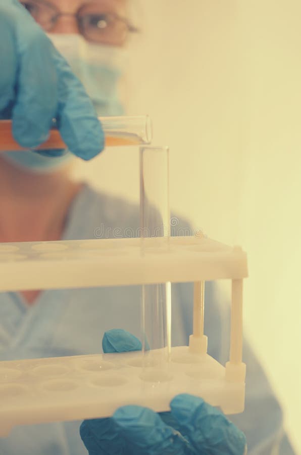 Der Doktor macht Tests mit einer biologischen Flüssigkeit lizenzfreie stockfotografie Der Doktor macht Tests mit einer biologischen Flüssigkeit lizenzfreie stockfotografie
