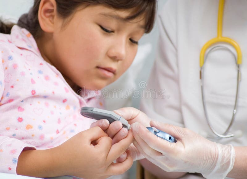 Der Doktor nimmt Blut. lizenzfreie stockfotografie Der Doktor nimmt Blut. lizenzfreie stockfotografie