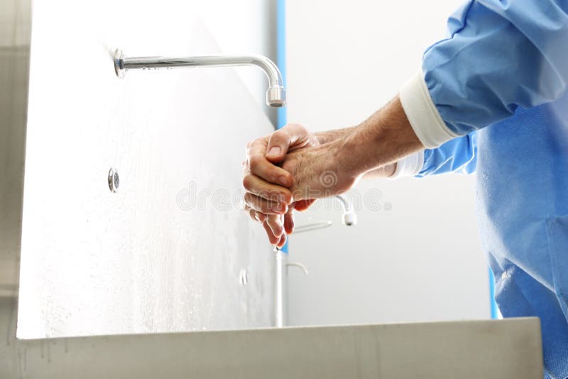 Der Doktor wäscht seine Hände