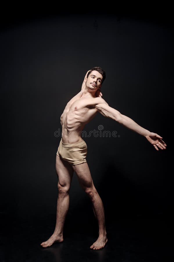 Der erfahrene Tänzer, der in das Schwarze ausdehnt, färbte Raum stockfotos Der erfahrene Tänzer, der in das Schwarze ausdehnt, färbte Raum stockfotos