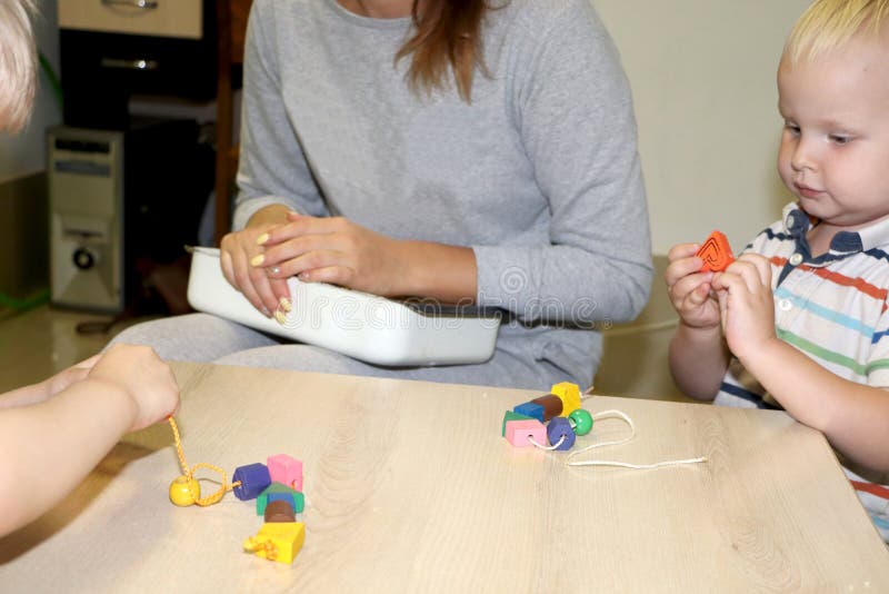 Der Erzieher beschäftigt das Kind im Kindergarten Kreativität und Entwicklung des Kindes stockfotos Der Erzieher beschäftigt das Kind im Kindergarten Kreativität und Entwicklung des Kindes stockfotos