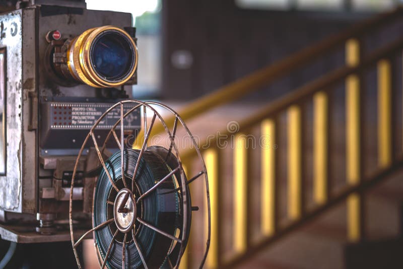 Der Filmprojektor mit dem Filmstreifen lizenzfreie stockfotografie Der Filmprojektor mit dem Filmstreifen lizenzfreie stockfotografie